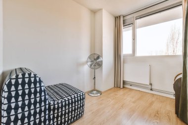 Geniş bir odanın içi.