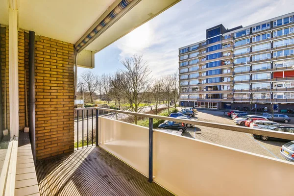 Balkondan tuğla binaların panoramik manzarası