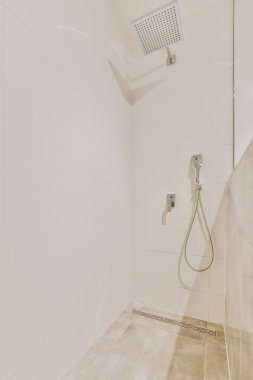 Modern banyoda duş kabini