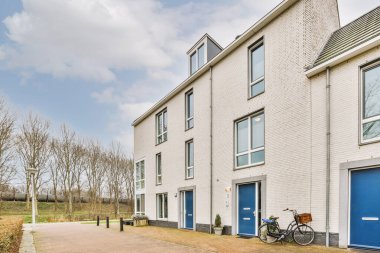 Ahşap kapılı tuğla bir binanın ön cephesi