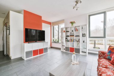 Yemek ve mutfak alanı olan geniş bir oturma odası.