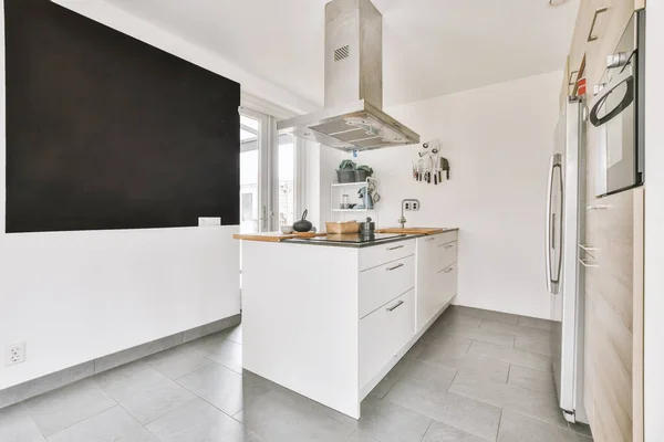 Klein keukeninterieur in modern appartement — Stockfoto