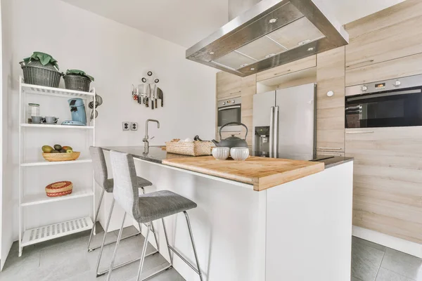 Modern dairede küçük bir mutfak.