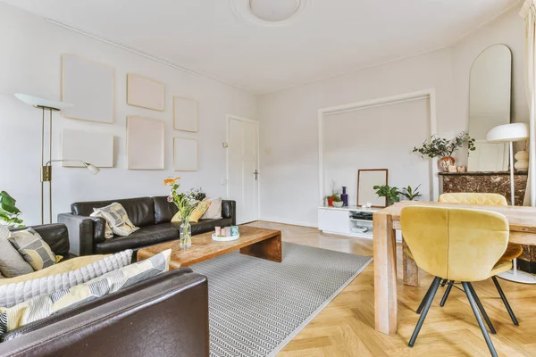 Yemek alanları olan geniş modern bir oda.