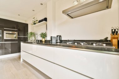 Beyaz mobilyalı modern mutfağın içi.