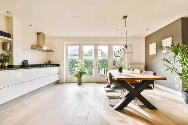 Küche und Essbereich im Studio-Appartement — Stockfoto