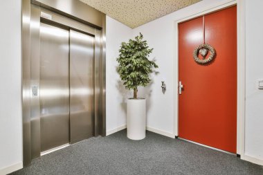 Geniş bir odanın içi.