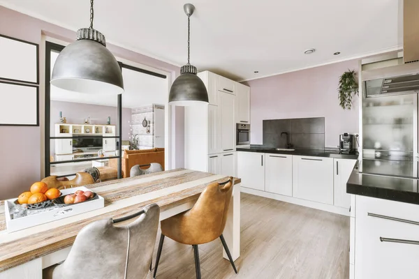 Parlak yemek odası.