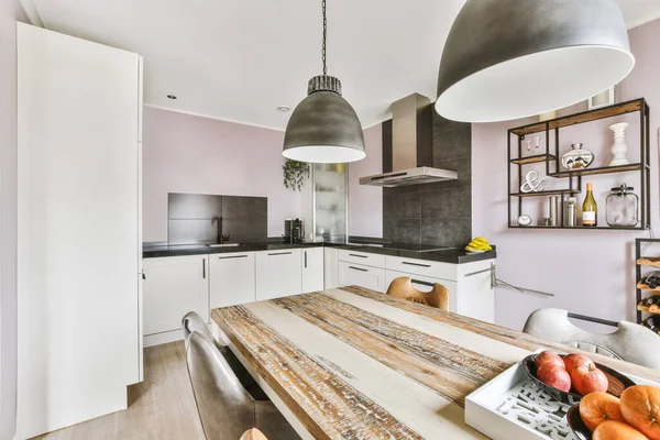 Parlak yemek odası.