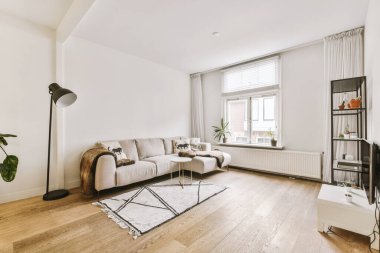 Minimalist tarzlı oturma odasının içi