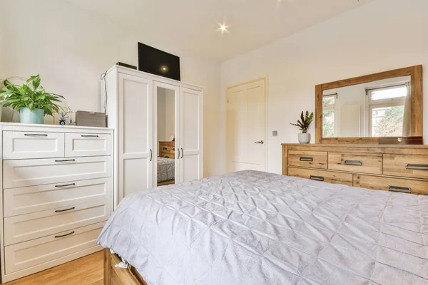 Dormitorio luminoso con armario de madera — Foto de Stock
