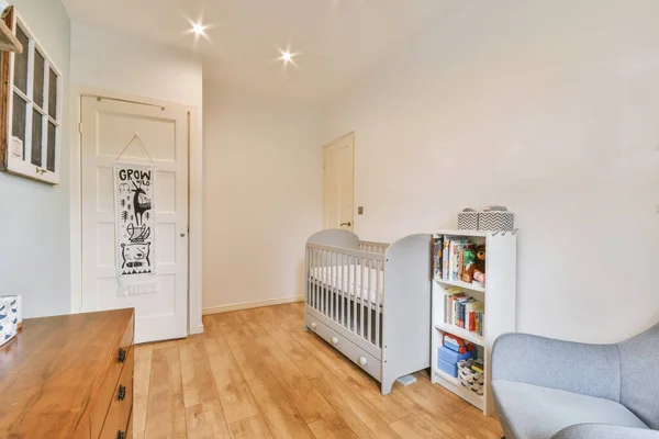 Luz acogedora habitación de bebé con cuna — Foto de Stock