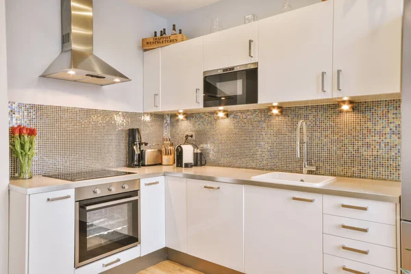 Interior de la cocina moderna con muebles blancos — Foto de Stock