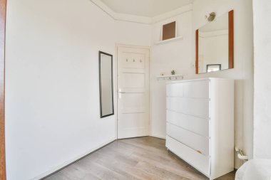 Depolama mobilyaları olan geniş bir odanın içinde.