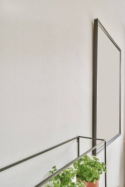 Geniş bir odanın içi.