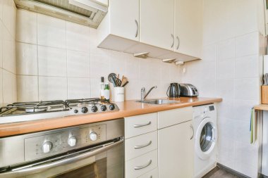 Beyaz mobilyalı modern mutfağın içi.