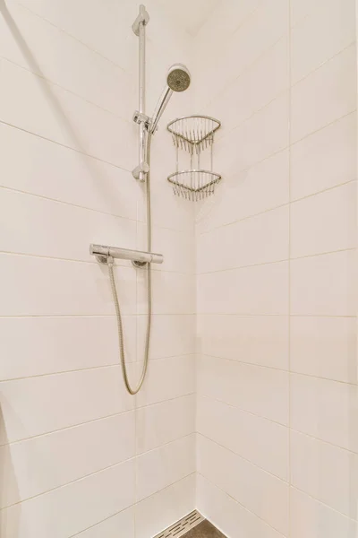 현대식 화장실에 있는 샤워기 — 스톡 사진