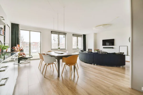 Parlak yemek odası.