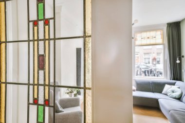 Uygun mobilyaları olan modern bir oturma odası.