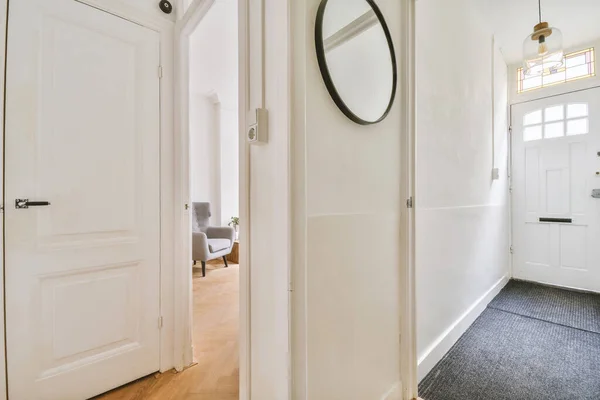 Entrance corridor leading inside a residential apartment — Fotografia de Stock