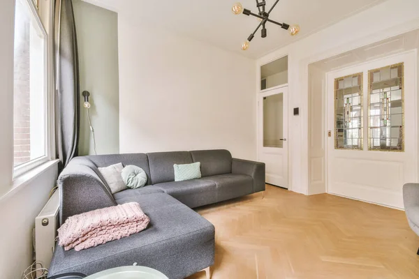 Het interieur van een moderne woonkamer met passend meubilair — Stockfoto