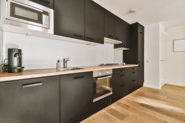 Mobilyaları ve aletleri olan modern ev mutfağı.