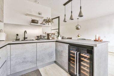 Modern apartmanın köşesindeki mutfak mobilyaları.