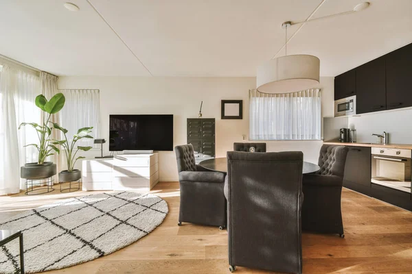 Rahat oturma odası mobilyaları pencereye karşı.