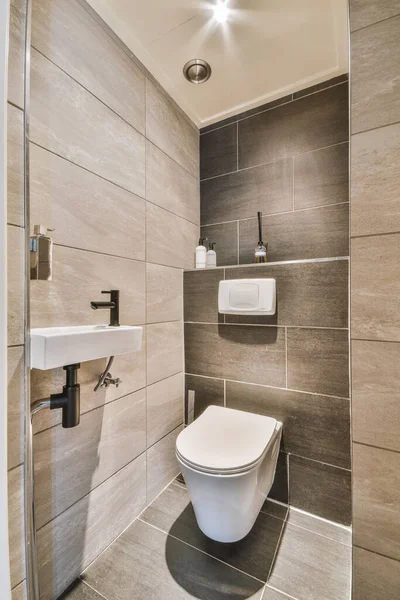 Küçük lavabolu basit tuvalet.