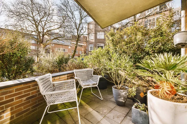 Oturma alanı olan düzgün bir veranda