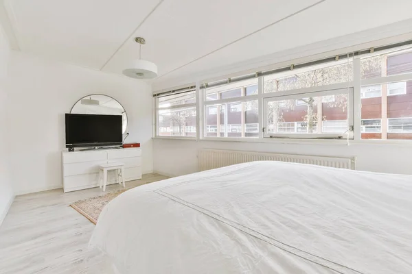 Light bedroom with TV — Zdjęcie stockowe