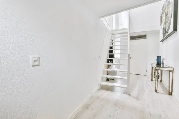 Drewniane schody w przestronnym holu apartamentu — Zdjęcie stockowe