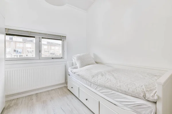Mała sypialnia z drewnianymi meblami — Zdjęcie stockowe
