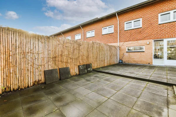 Oturma alanı olan düzgün bir veranda