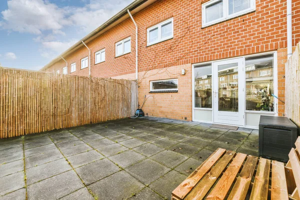 Oturma alanı olan düzgün bir veranda