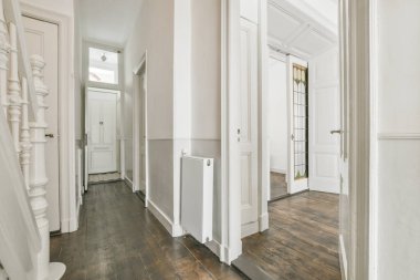 Merdiveni olan dar bir koridor