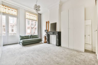 Yeşil kanepeli geniş bir oturma odası.