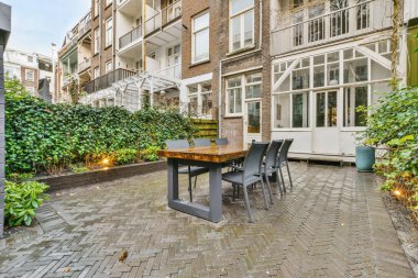 Oturma alanı olan düzgün bir veranda