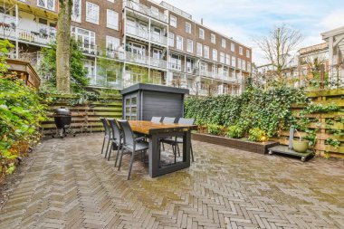 Oturma alanı olan düzgün bir veranda