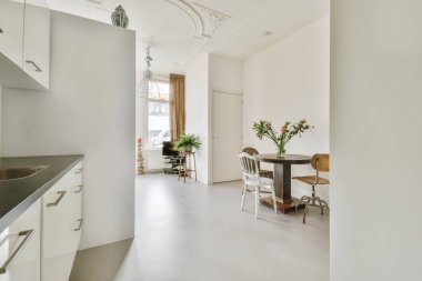 Parlak yemek odası.