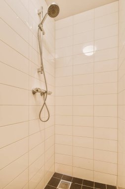 Modern banyoda duş kabini