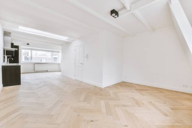 Pencereleri olan geniş, parlak siyah bir mutfak.