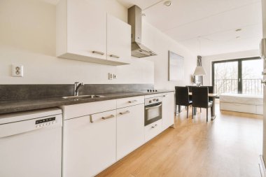 Modern apartmanın içinde rahat bir oturma odası.