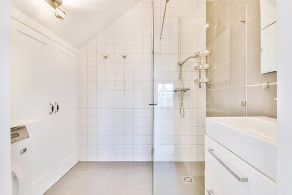 Prysznic w nowoczesnej łazience — Zdjęcie stockowe
