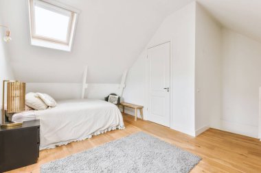 Ahşap gardıroplu aydınlık yatak odası.