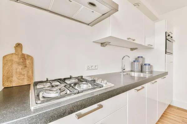 Çağdaş mobilyalı hafif mutfak