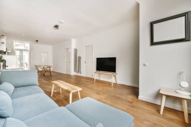 Geniş açık mutfak ve oturma odası.