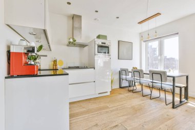 Parlak yemek odası.