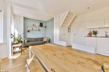 Parlak yemek odası.