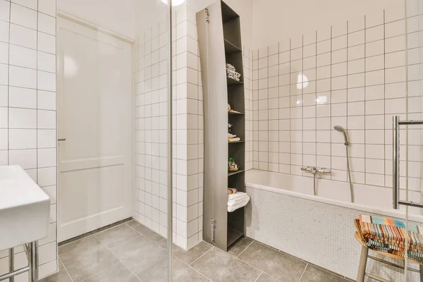 在家里的现代浴室里洗澡 — 图库照片